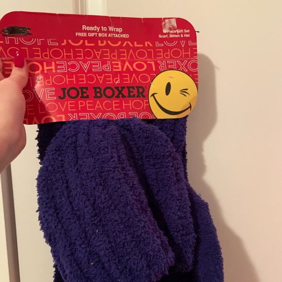 Hat, gloves, and a scarf set - Picture 1 of 3